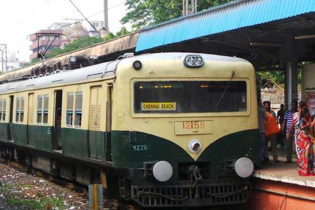 சென்னையில் மின்சார ரயில்கள் ஆங்காங்கே நிறுத்தி வைப்பு!!