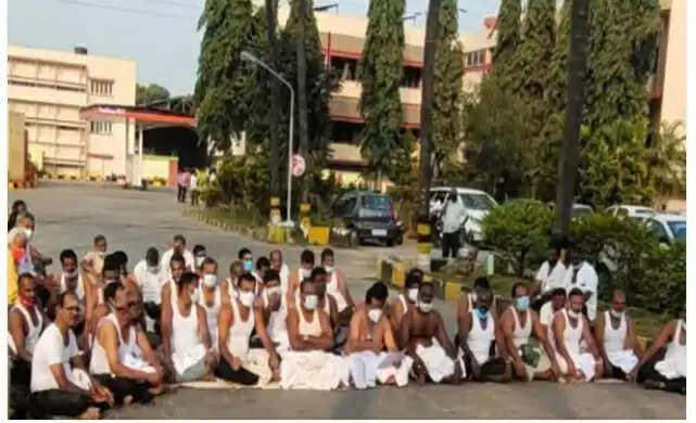 தொடரும் டார்ச்சர்.. அரசு ஊழியர்கள் அரை நிர்வாணப் போராட்டம் !!