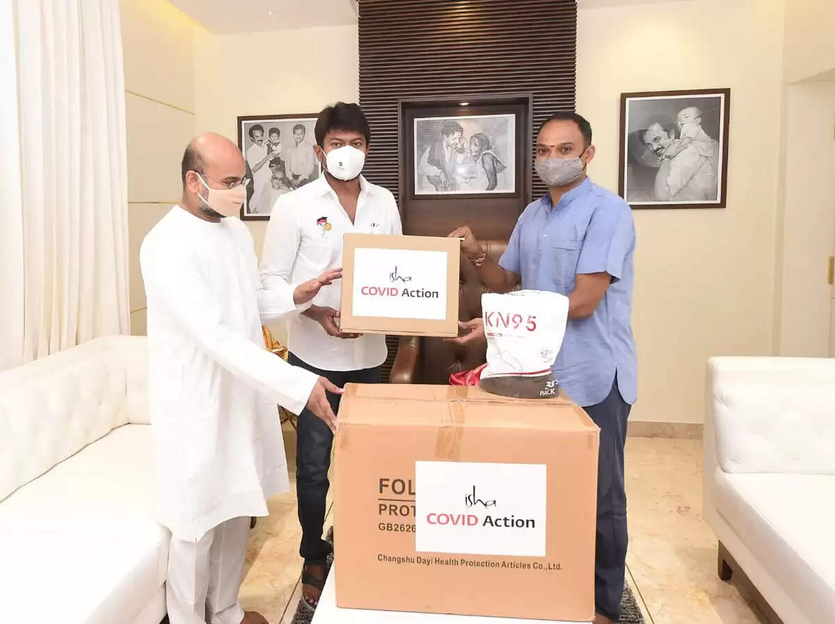 எம்.எல்.ஏ உதயநிதி ஸ்டாலினிடம் மருத்துவ உபகரணங்களை வழங்கிய ஈஷா..!!