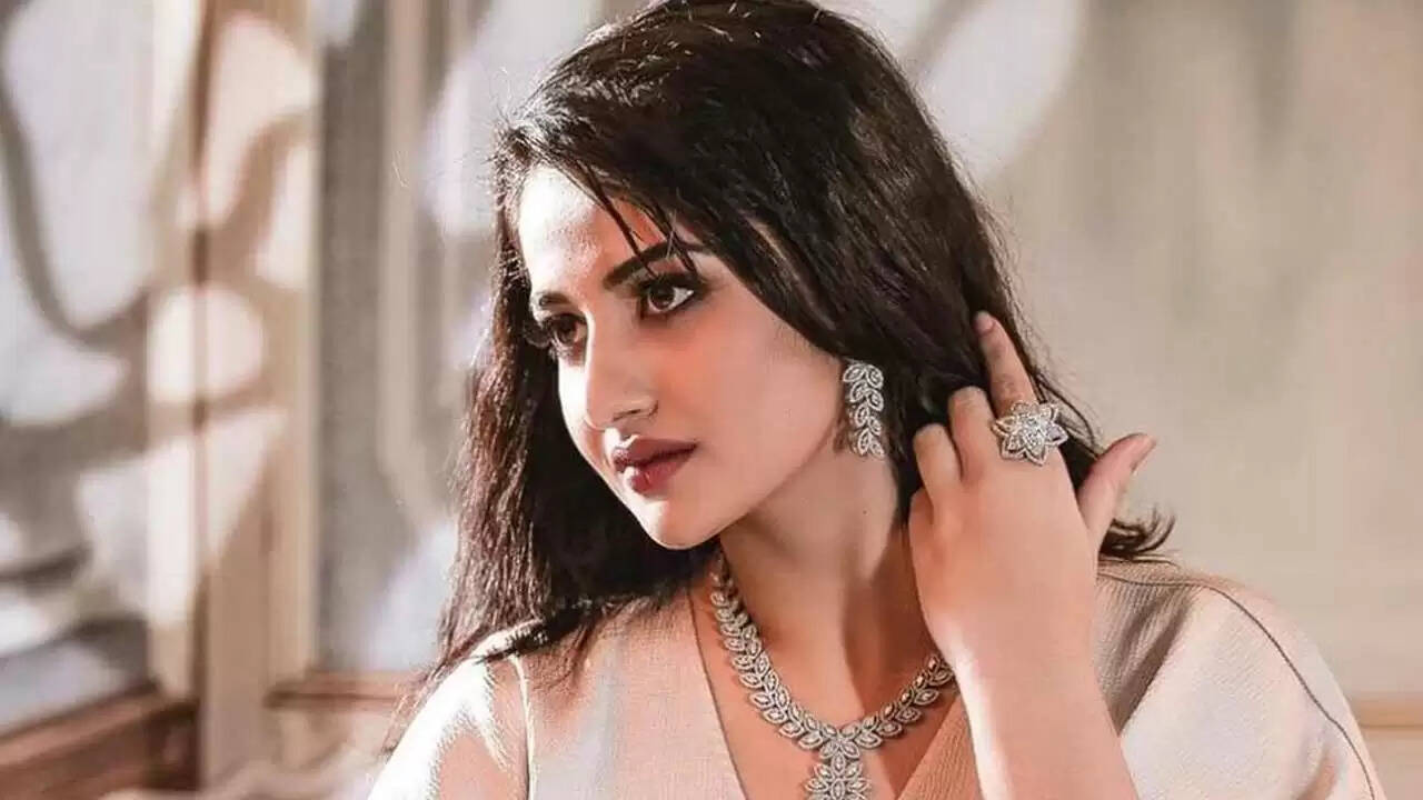 பரபரப்பு.. பிரபல மாடல் அழகி தற்கொலை.. கணவரிடம் போலீசார் விசாரணை..!