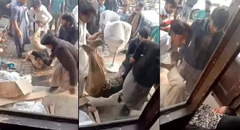 பெண்களை நிர்வாணமாக்கி கடைவீதியில் ஊர்வலமாக இழுத்துச் சென்ற கும்பல்!!