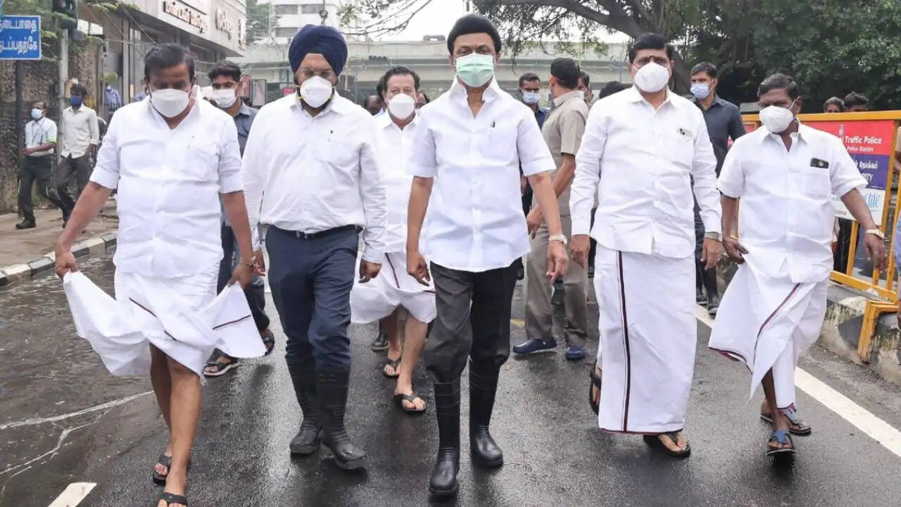தமிழ்நாட்டை குட்டிச்சுவராக்கி வைத்துள்ளார்கள்... மழை பாதிப்புகளை ஆய்வு செய்த மு.க. ஸ்டாலின்!! தமிழ்நாட்டை குட்டிச்சுவராக்கி வைத்துள்ளார்கள்... மழை பாதிப்புகளை ஆய்வு செய்த மு.க. ஸ்டாலின்!!