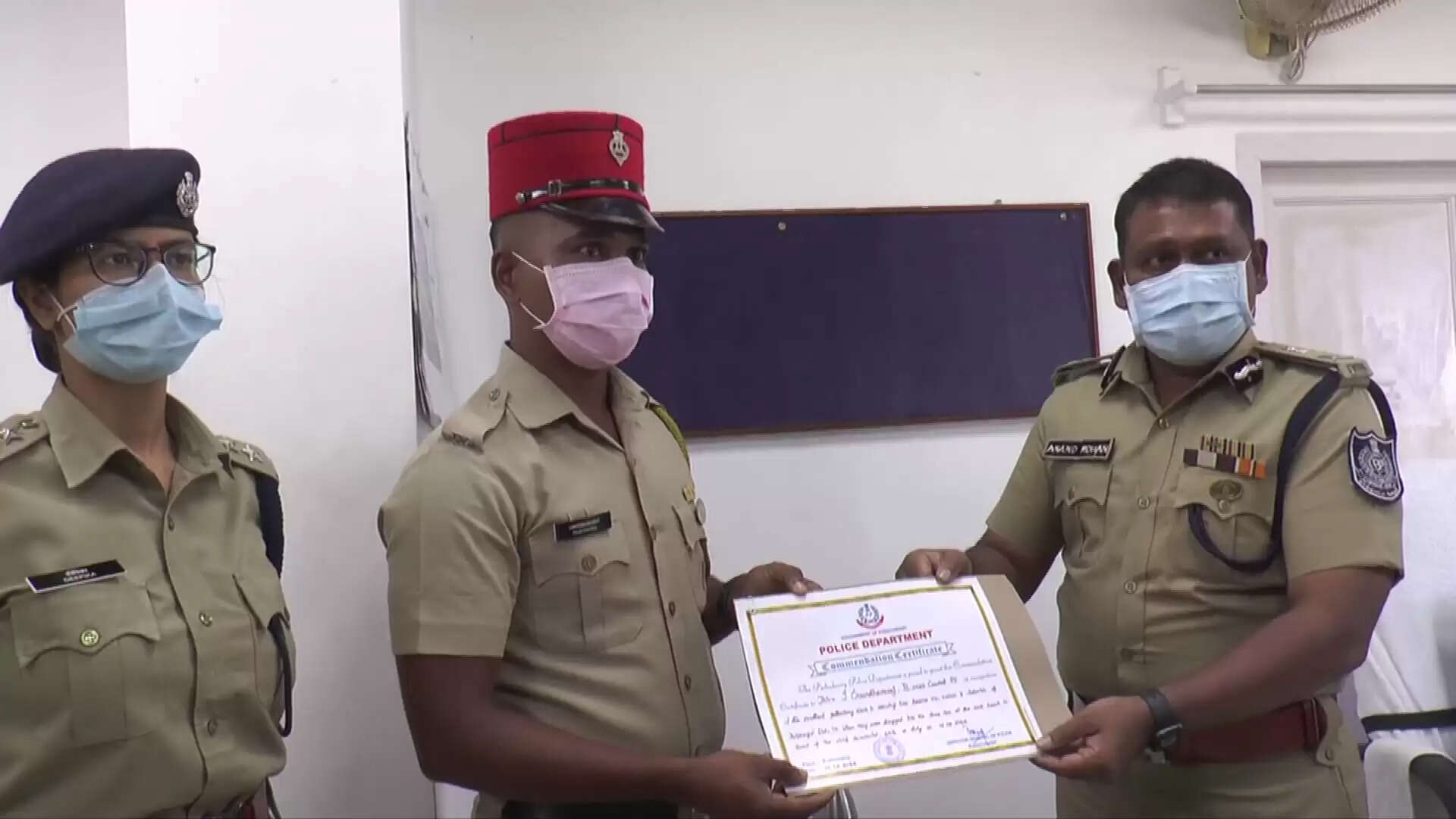 ராட்சத அலையில் இருந்து இளைஞர்களை காப்பாற்றிய காவலர்..! பாராட்டி கௌரவித்த கூடுதல் டிஜிபி!!