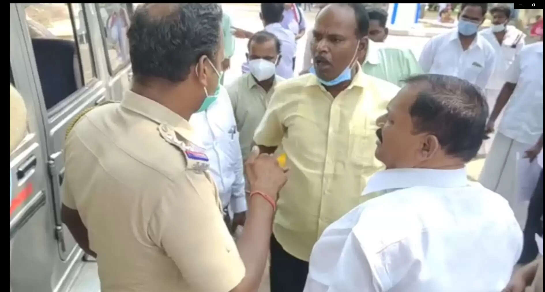நான் ஆளும் கட்சி.. எங்கிட்டே ரசீதா..?: போலீசாரிடம் திமுக பிரமுகர் வாக்குவாதம்..! நான் ஆளும் கட்சி.. எங்கிட்டே ரசீதா..?: போலீசாரிடம் திமுக பிரமுகர் வாக்குவாதம்..!