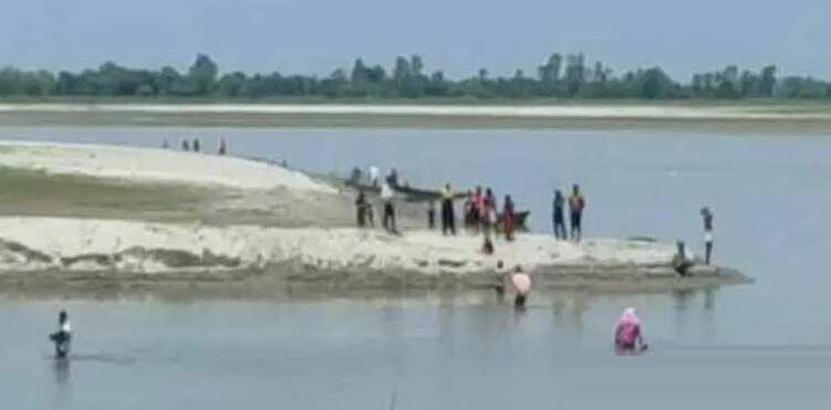 கொரோனா தடுப்பூசி போட்டுக்கொள்ள பயம்.. வதந்தியால் ஆற்றில் குதித்த கிராம மக்கள் !!