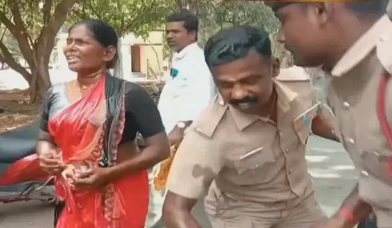 மதம் மாறச் சொல்லி கட்டாயப்படுத்துறாங்க.. கலெக்டர் ஆபீஸில் பெண் தீக்குளிக்க முயற்சி..!