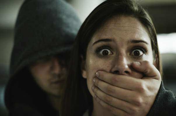 பெண் முகத்தில் 118 தையல்.. பாலியல் சீண்டல் கும்பலின் கொடூர செயல் !