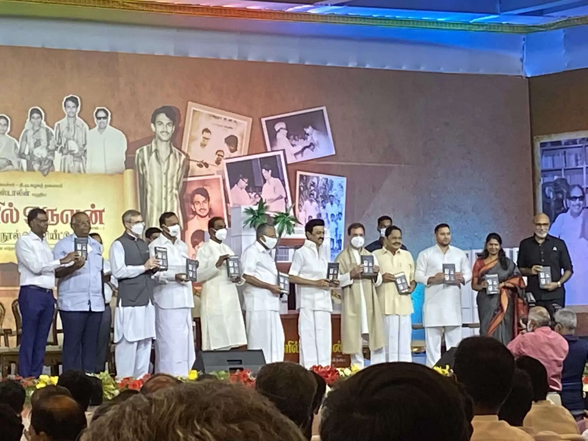 மு.க.ஸ்டாலினின் ‘உங்களில் ஒருவன்’ சுய சரிதை நூல் வெளியீடு!! மு.க.ஸ்டாலினின் ‘உங்களில் ஒருவன்’ சுய சரிதை நூல் வெளியீடு!!
