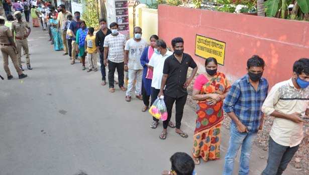 நடிகர் விவேக் வீட்டில் குவிந்த ரசிகர்கள், மக்கள்.. நீண்ட வரிசையில் நின்று அஞ்சலி !!