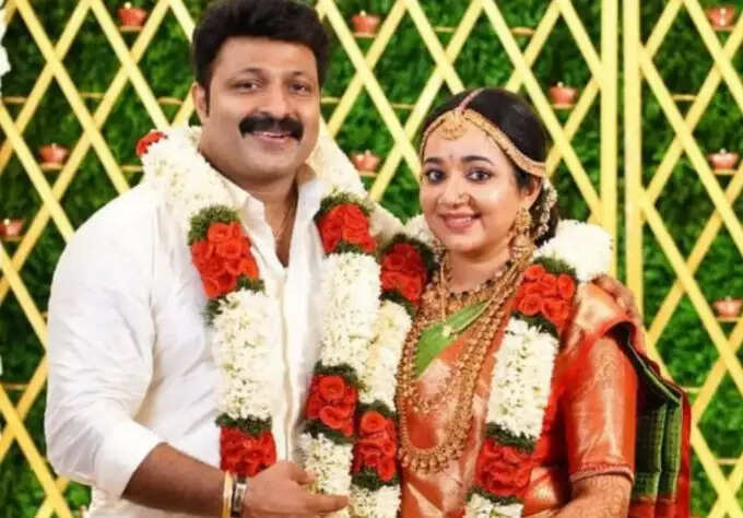 குவியும் வாழ்த்து.. 38 வயதில் காதலரை கரம் பிடித்த பிரபல சீரியல் நடிகை !