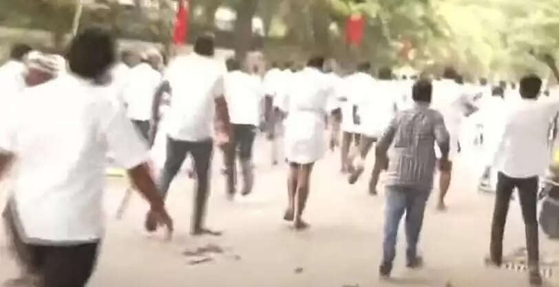 அதிமுக தொண்டர்கள் ஹெல்மெட் அணிந்து கொண்டு பரஸ்பரம் தாக்குதல்!! அதிமுக தொண்டர்கள் ஹெல்மெட் அணிந்து கொண்டு பரஸ்பரம் தாக்குதல்!!