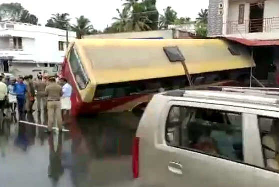 கட்டுப்பாட்டை இழந்து கடைக்குள் புகுந்த அரசு பேருந்து..!!