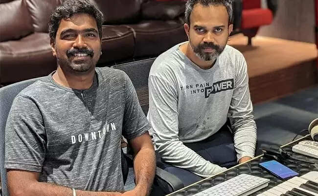 இரும்பு பட்டறையில் வேலை செய்யும் கே.ஜி.எஃப் இசையமைப்பாளர்!!