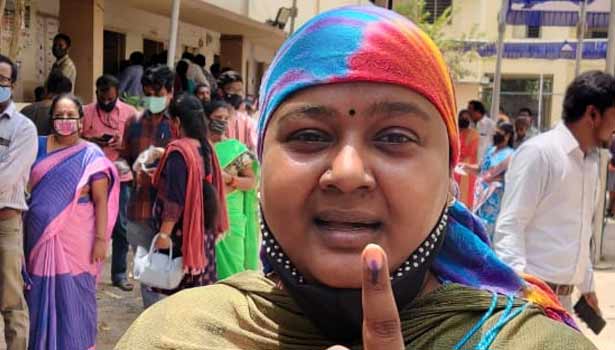 சல்யூட்! கேன்சரால் பாதித்த நிலையிலும் வரிசையில் நின்று ஓட்டு போட்ட நடிகை!