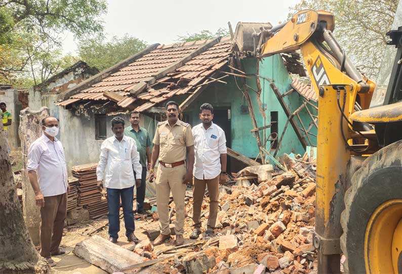 தர்மபுரி அருகே ஏரிகளை ஆக்கிரமித்து கட்டப்பட்ட வீடுகள் அகற்றம்..!!