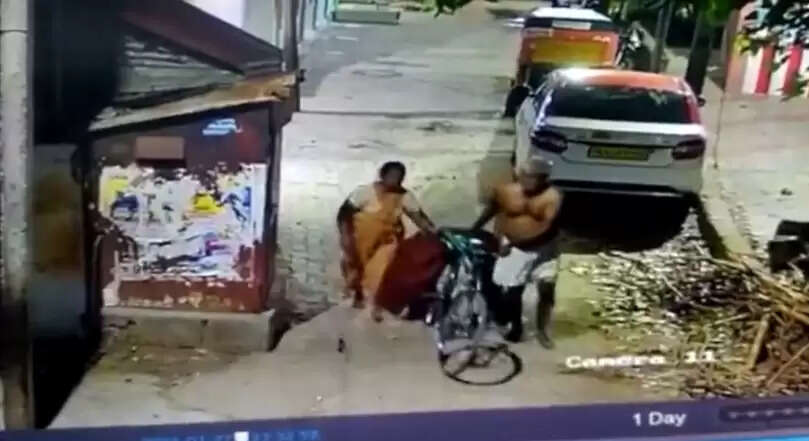 குடிகார மகனை அடித்தே கொன்ற பெற்றோர்; உடலை சைக்கிளில் எடுத்து செல்லும் சிசிடிவி காட்சி!!
