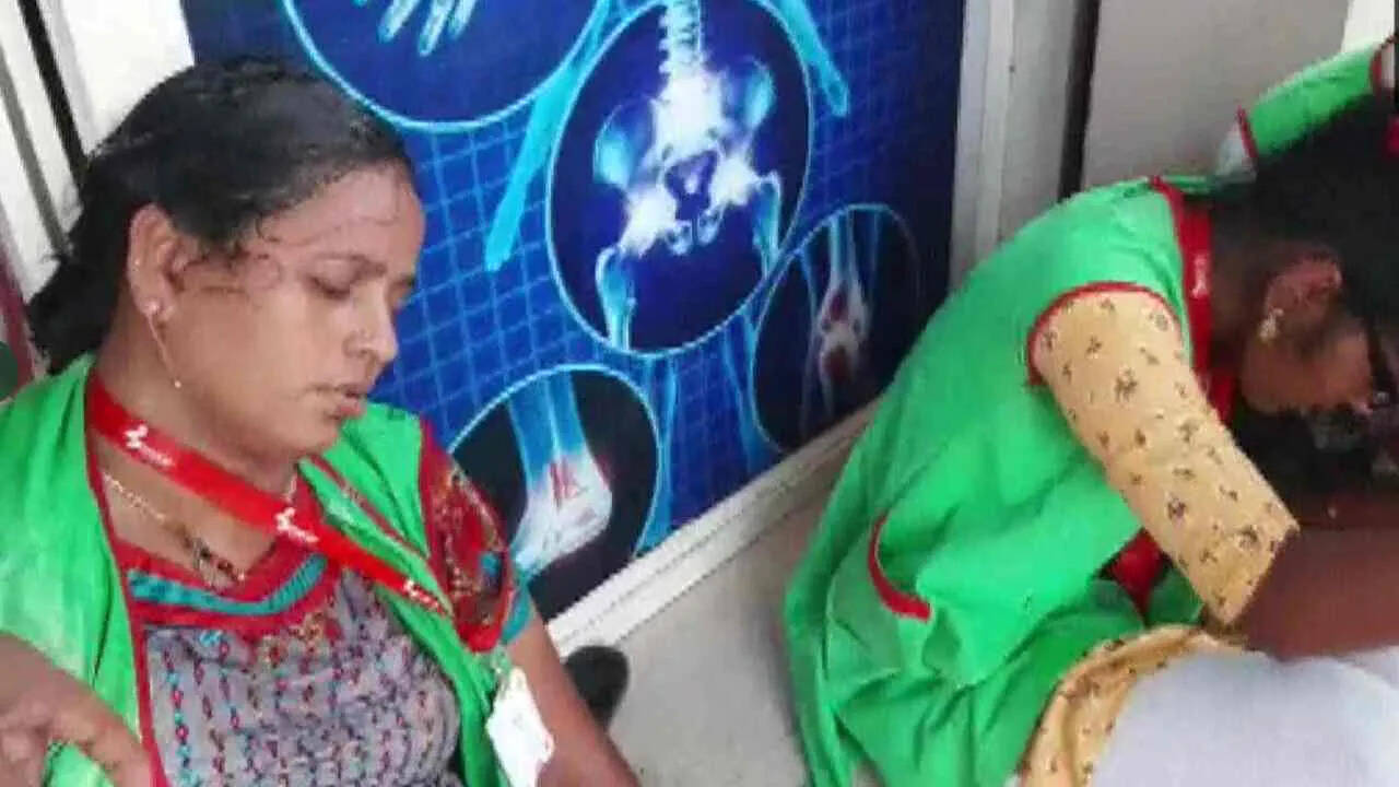 ஆந்திராவில் அதிர்ச்சி சம்பவம்..!! அடுத்தடுத்து மயங்கி விழுந்த பெண்கள்..!