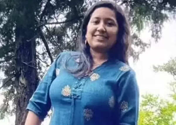 குழுவாக சுற்றுலா சென்ற இளம்பெண்ணுக்கு நடந்த சோகம் !!