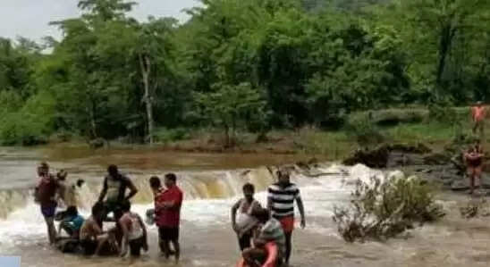 பெற்றோர் கண்முன்னே ஆற்றில் மூழ்கி 4 சிறுவர்கள் பலி ! சுற்றுலா சென்றப்போது சோகம்!