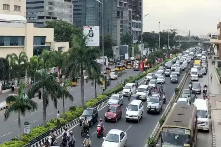 ஓஎம்ஆர் சாலையில் கிடந்த மர்ம பெட்டியால் பரபரப்பு!!