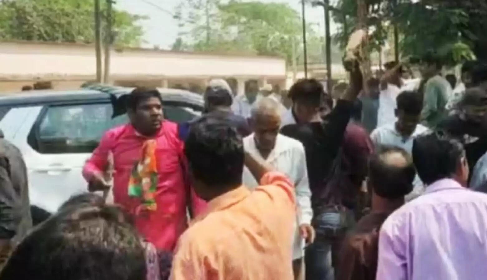 மக்கள் கூட்டத்தில் புகுந்தது எம்எல்ஏ கார்.. 7 போலீசார் உட்பட 22 பேர் காயம்..!