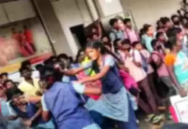 மதுரையில் மோதலில் ஈடுபட்ட மாணவிகளுக்கு பொதுத்தேர்வு எழுத அதிகாரிகள் நிபந்தனை !