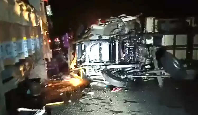 இரவில் நிகழ்ந்த கோர விபத்து.. பெண்கள் உள்பட 9 பேர் பலி !! இரவில் நிகழ்ந்த கோர விபத்து.. பெண்கள் உள்பட 9 பேர் பலி !!