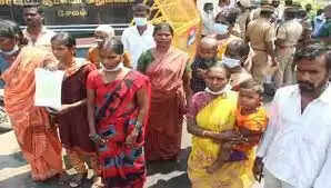 சேலத்தில் பரபரப்பு.. கைக்குழந்தையுடன் 6 பேர் தீக்குளிக்க முயற்சி..! சேலத்தில் பரபரப்பு.. கைக்குழந்தையுடன் 6 பேர் தீக்குளிக்க முயற்சி..!