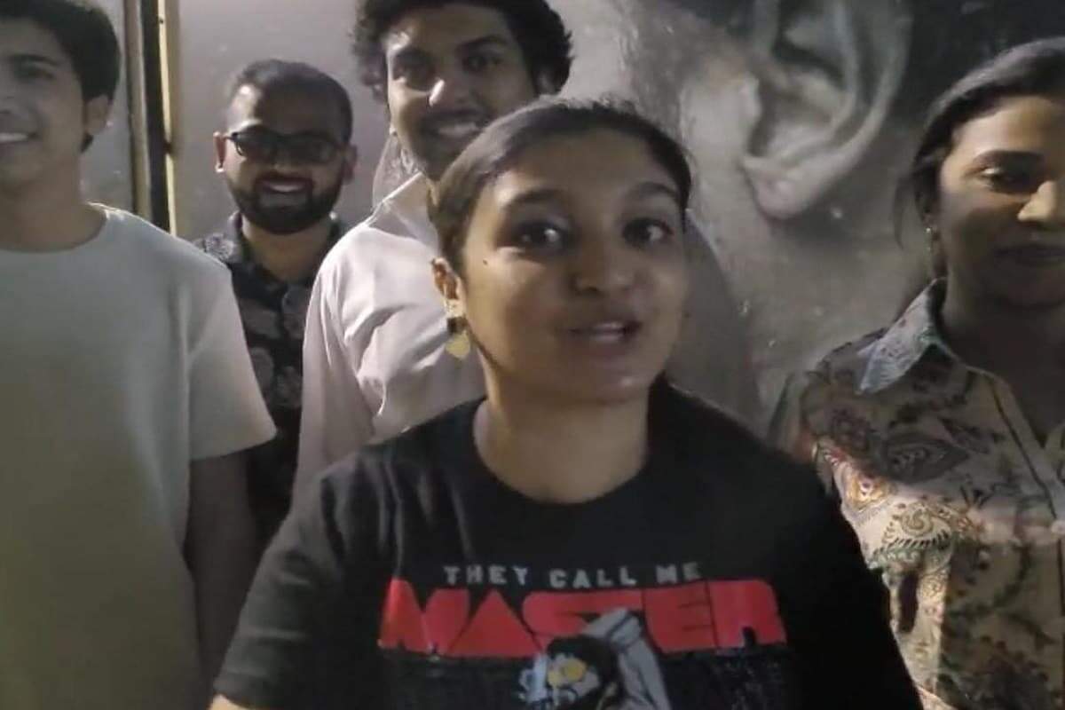 சென்னையில் மாஸ்டர் படம் பார்க்க ஒரு தியேட்டரையே புக் செய்த ரசிகை !!