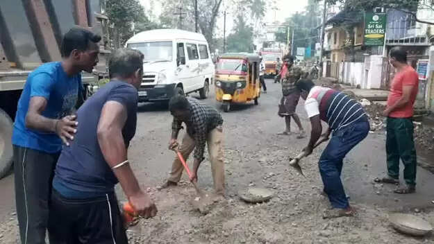 சாலையை சீரமைத்த டிஎஸ்பிக்கு குவியும் பாராட்டு!!