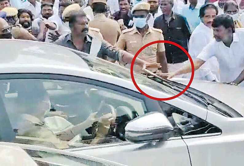 ஓபிஎஸ், ஈபிஎஸ் வாகனம் மீது தாக்குதல் – அமமுகவினர் மீது வழக்குப்பதிவு!!