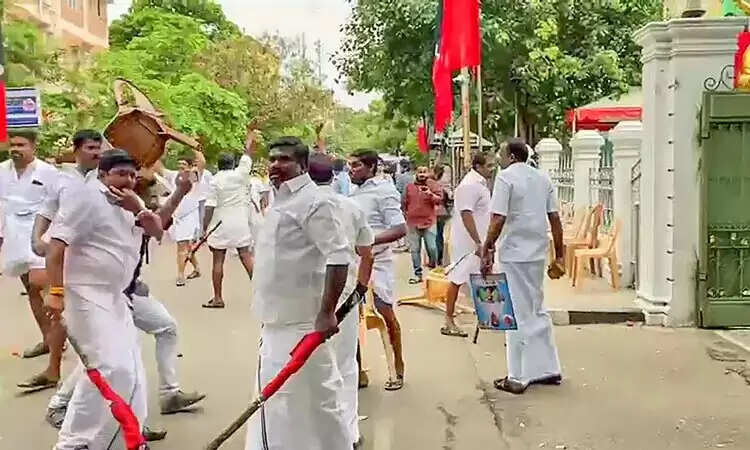 இங்குட்டு 200, அங்குட்டு 200.. மொத்தம் 400 அதிமுகவினர் மீது வழக்குப்பதிவு..!