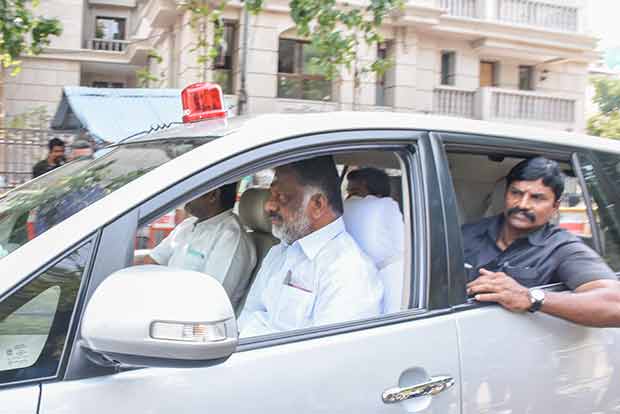 அதே பரபரப்பு.. டெல்லி செல்லும் ஓ.பன்னீர்செல்வம் !!