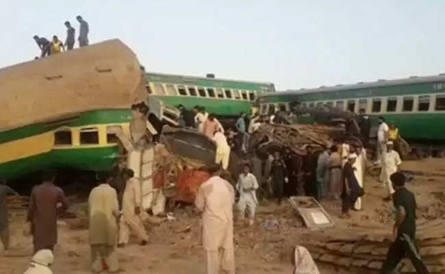 பாகிஸ்தானில் 2 விரைவு ரயில்கள் நேருக்கு நேர் மோதல்... 30 பேர் பலி!