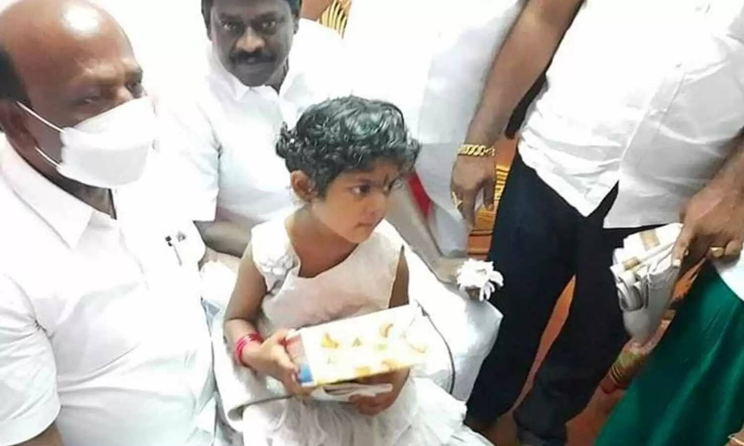 உடல் மெலிந்த சிறுமி குணமடைந்தார்.. வீட்டிற்கு சென்று நலம் விசாரித்தார் சுகாதாரத்துறை அமைச்சர்..! உடல் மெலிந்த சிறுமி குணமடைந்தார்.. வீட்டிற்கு சென்று நலம் விசாரித்தார் சுகாதாரத்துறை அமைச்சர்..!