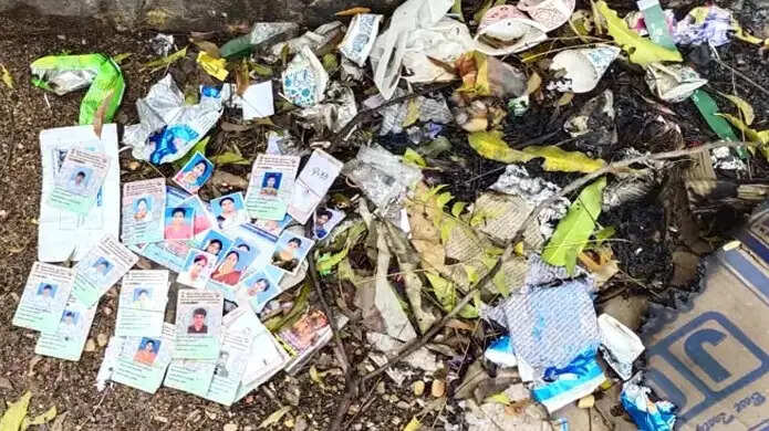 அதிர்ச்சி! எரிந்த நிலையில் குப்பை மேட்டில் கிடந்த வாக்காளர் அடையாள அட்டைகள்!!