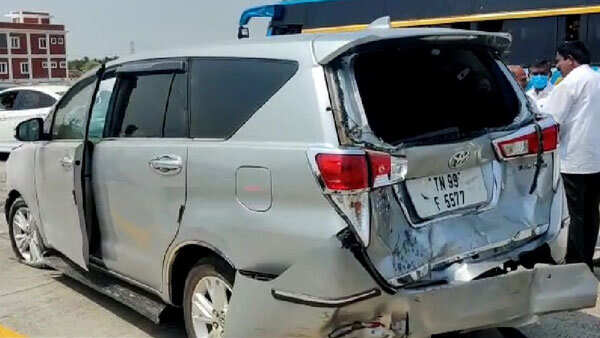 தமிழக சபாநாயகர், அமைச்சரின் கார்கள் விபத்து! மோடி நிகழ்ச்சியில் பங்கேற்க சென்ற போது பரிதாபம்!