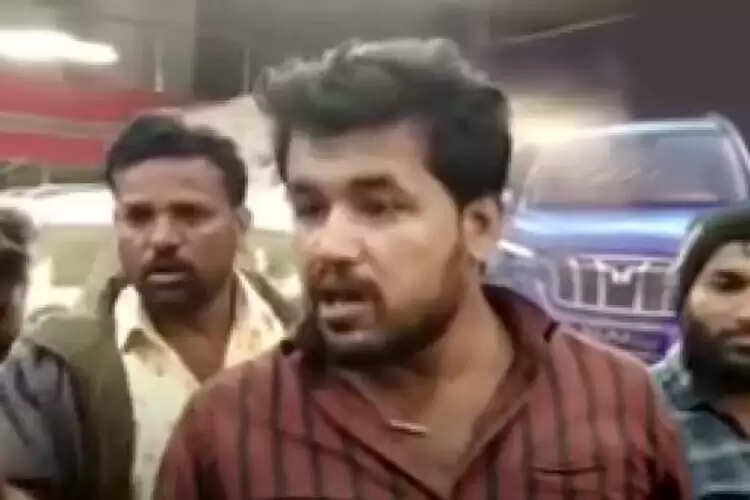 கார் ஷோரூம் ஊழியர்களை அலறவிட்ட விவசாயி!!