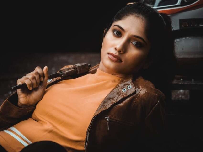 காதலிப்பதாக கூறி பிக்பாஸ் ஜூலியிடம் ரூ.2.30 லட்சம் சுருட்டிய இளைஞர்!!