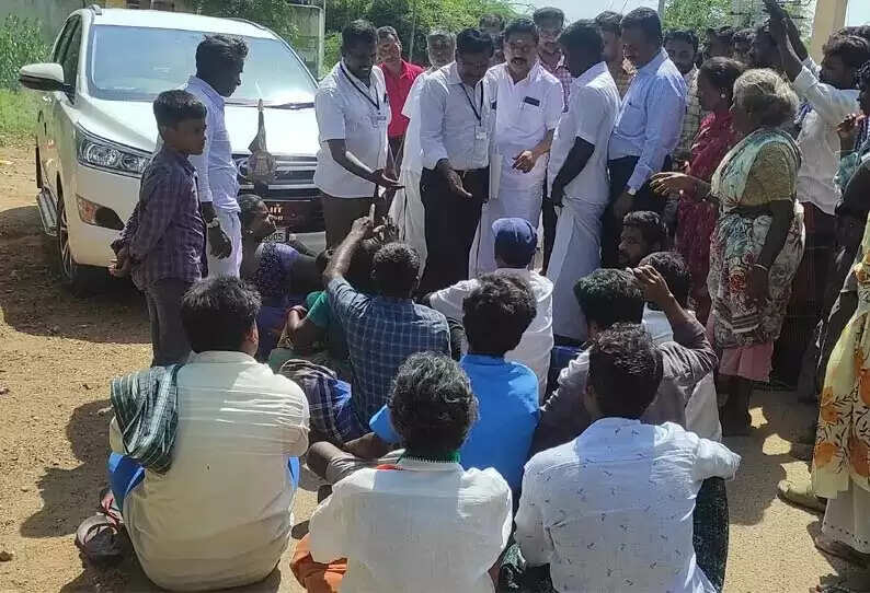 அடிப்படை வசதி என்னாச்சு..?: மேயர் காரை மக்கள் முற்றுகையிட்டதால் பரபரப்பு..!