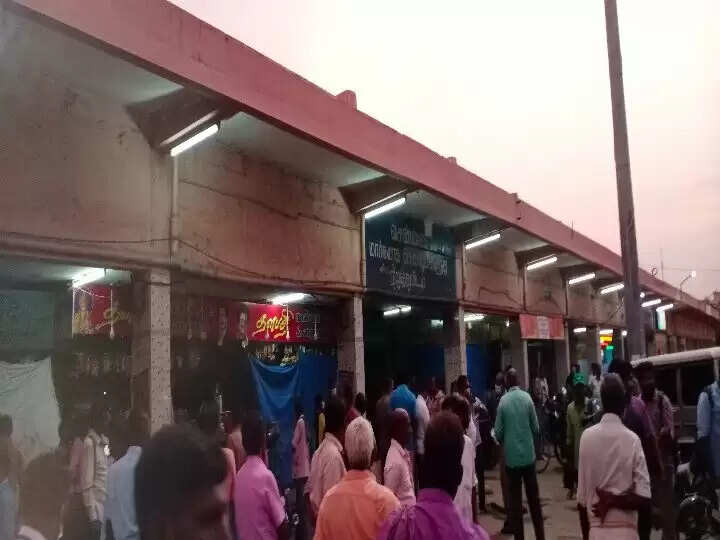 பரபரப்பு.. பிரபல ரவுடி வெட்டிக்கொலை.. மர்ம நபர்களுக்கு போலீசார் வலை..! பரபரப்பு.. பிரபல ரவுடி வெட்டிக்கொலை.. மர்ம நபர்களுக்கு போலீசார் வலை..!