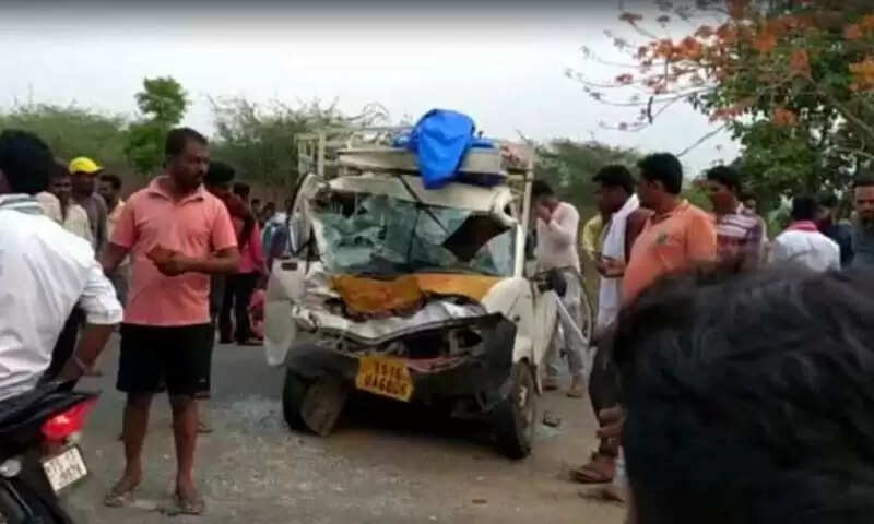 பெரும் சோகம்.. வேன் - லாரி நேருக்கு நேர் மோதல்.. 9 பேர் பலி..!