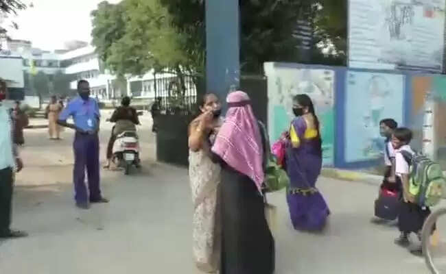 ஹிஜாப் அணிந்த மாணவிகள், ஆசிரியர்களுக்கு பள்ளிக்குள் அனுமதி மறுப்பு.. பரபரப்பு வீடியோ !!