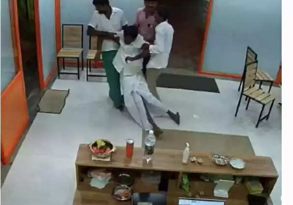 போதையில் மட்டையான பாஜகவை சேர்ந்த பஞ்சாயத்து தலைவர்.. மக்கள் அதிர்ச்சி !!