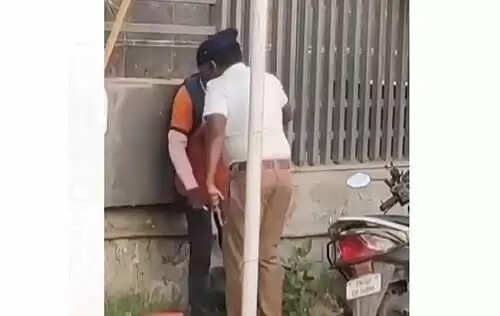 தட்டிக்கேட்ட ஸ்விக்கி ஊழியர்.. தாக்கிய டிராஃபிக் போலீஸ்..!