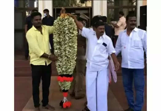 வெற்றி கொண்டாட்டம்.. அறிவாலயத்துக்கு பணமாலையுடன் வந்த கவுன்சிலர் !!