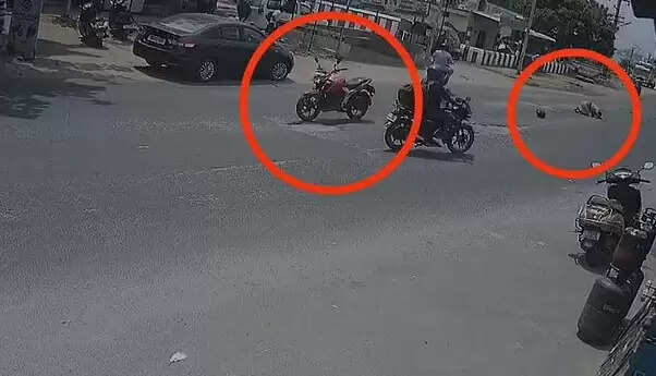 விபத்தில் சிக்கி தானாகச் சென்ற இருசக்கர வாகனம்.. வீடியோ விபத்தில் சிக்கி தானாகச் சென்ற இருசக்கர வாகனம்.. வீடியோ