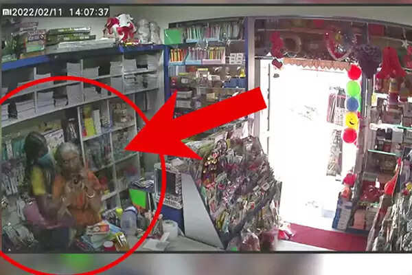 கிஃப்ட் வாங்குவது போல் நடித்து நகையைப் பறித்த பெண்!!