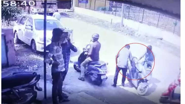 கண்ணிமைக்கும் நேரத்தில் இருசக்கர வாகனத்தில் இருந்த பணம் அபேஸ்..!!