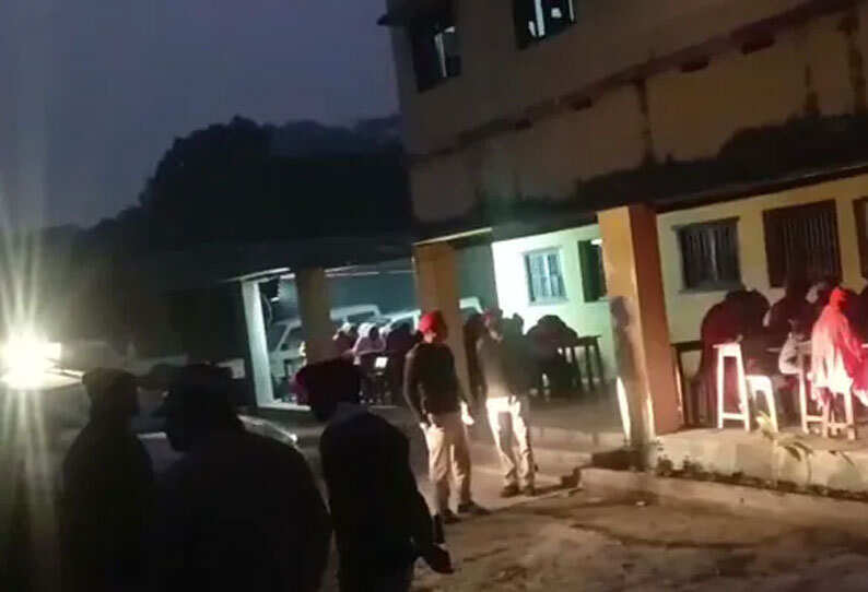 அட கொடுமையே.. காரின் ஹெட்லைட் வெளிச்சத்தில் தேர்வு எழுதிய பிளஸ்- 2 மாணவர்கள் !!